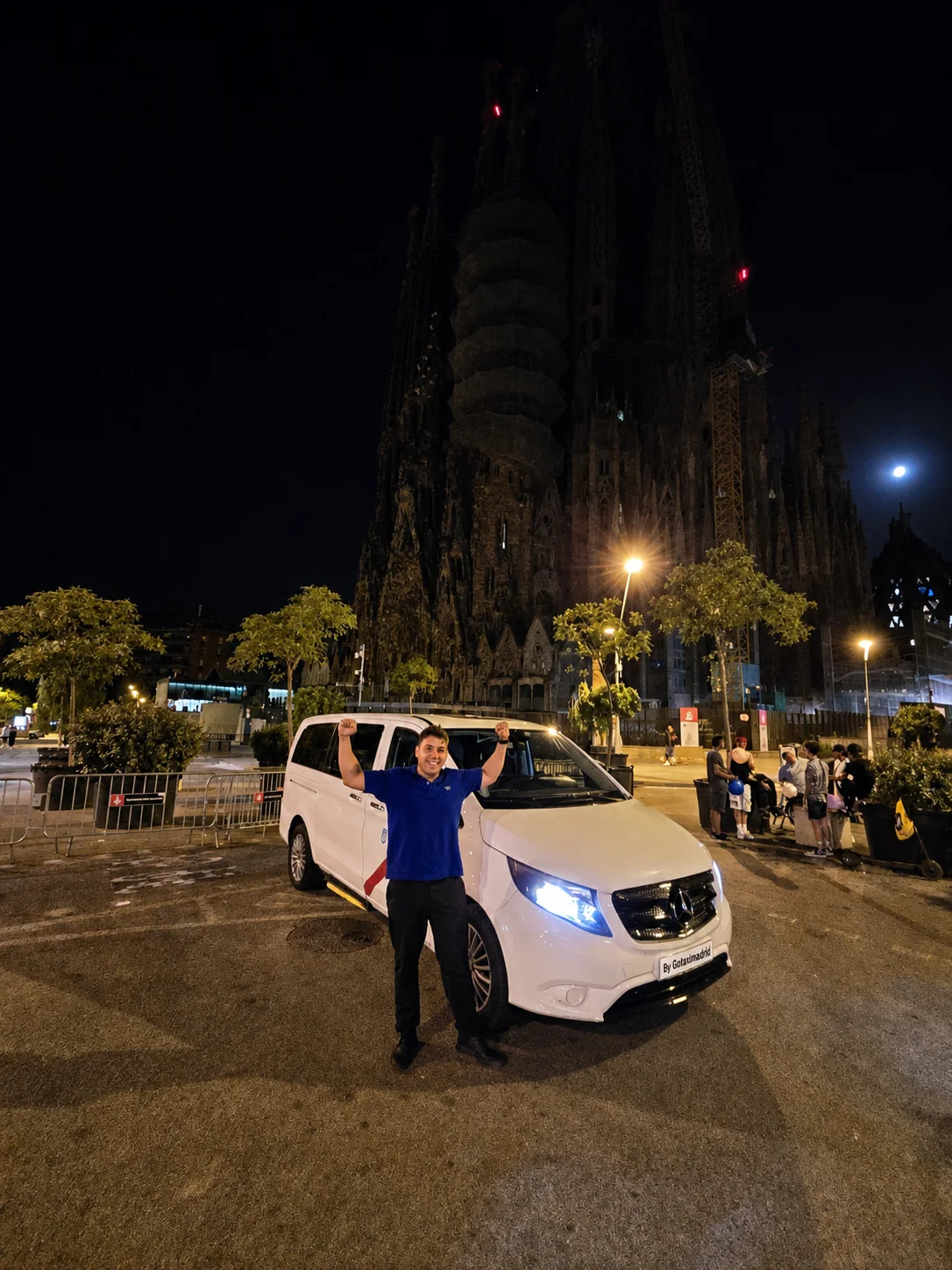 Taxi minivan real de Madrid realizando un servicio de viaje