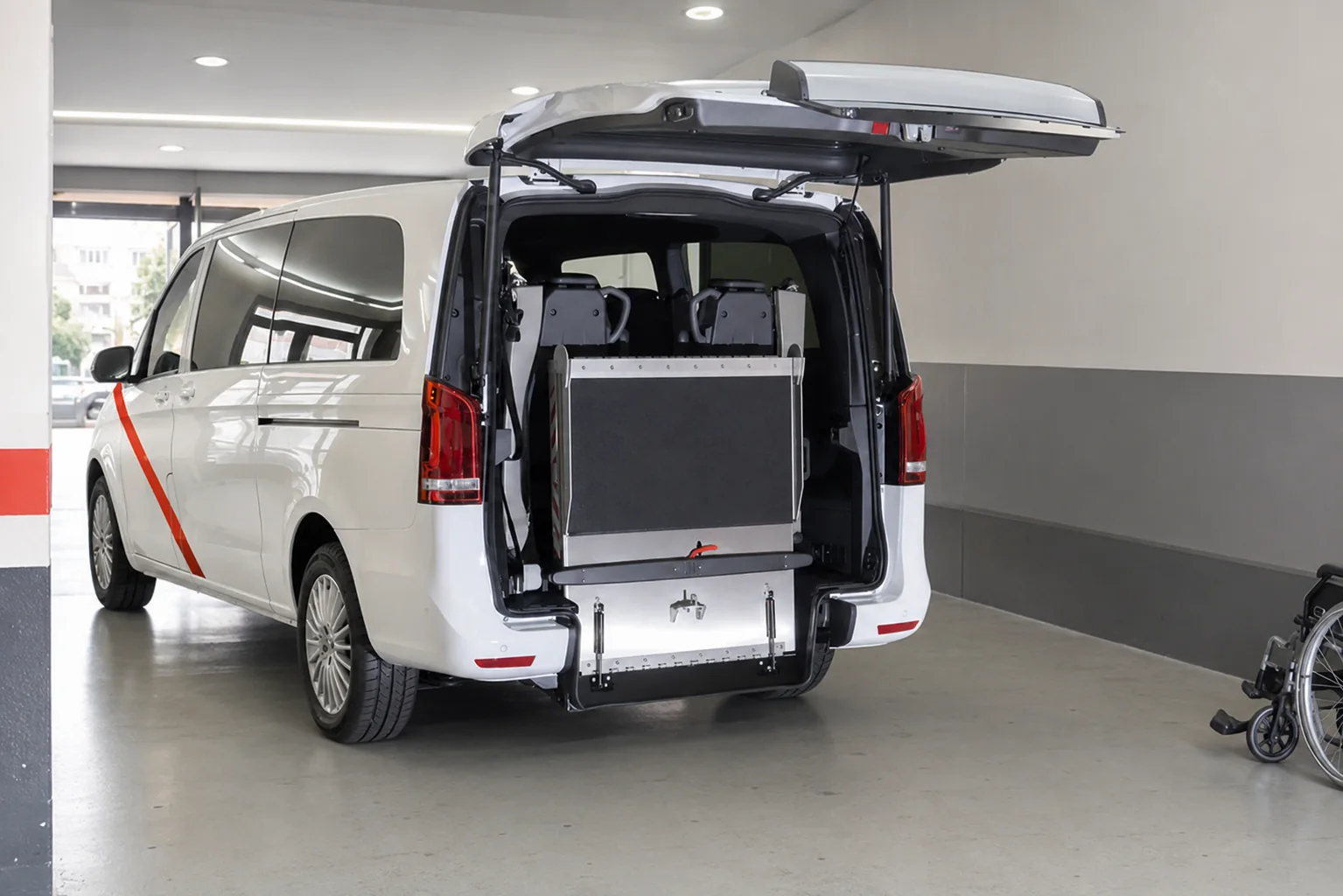 Minivan taxi de Madrid con rampa de acceso y espacio para pasajeros
