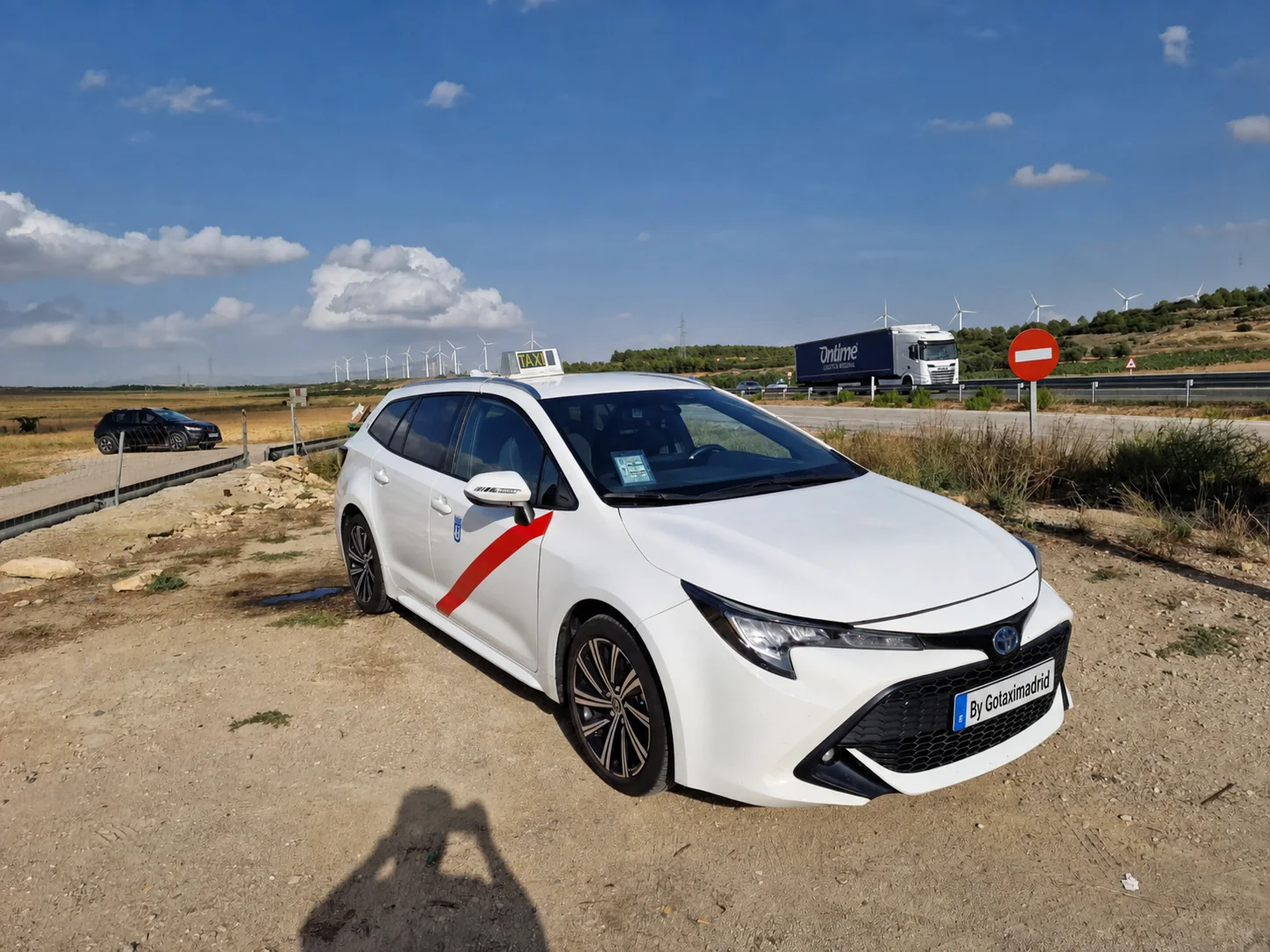Toyota Corolla taxi blanco de Madrid, vehículo estándar para Atocha